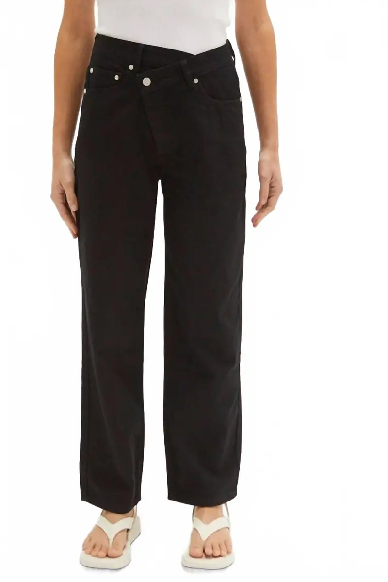 Chelsea Straight-Leg Asymmetric Waist Jean In Black 1