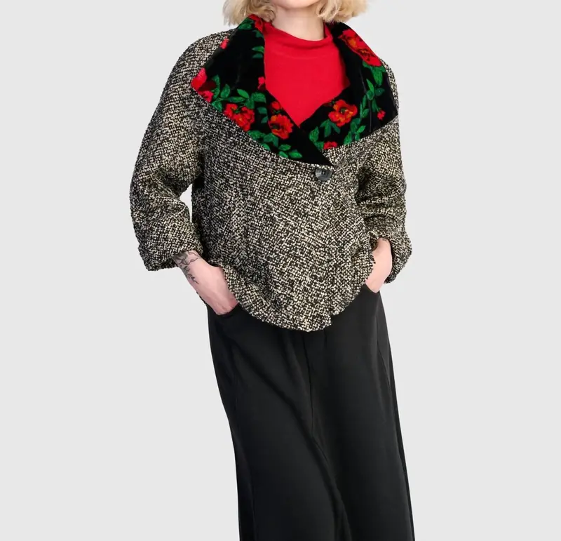 La Vie Boucle Jacket In Roses 1