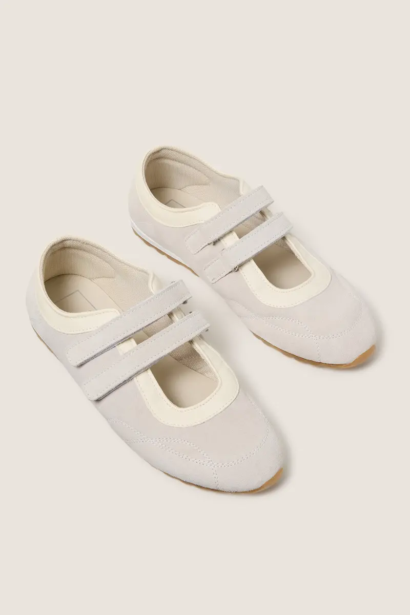 Women's Swan Sneakersina 1