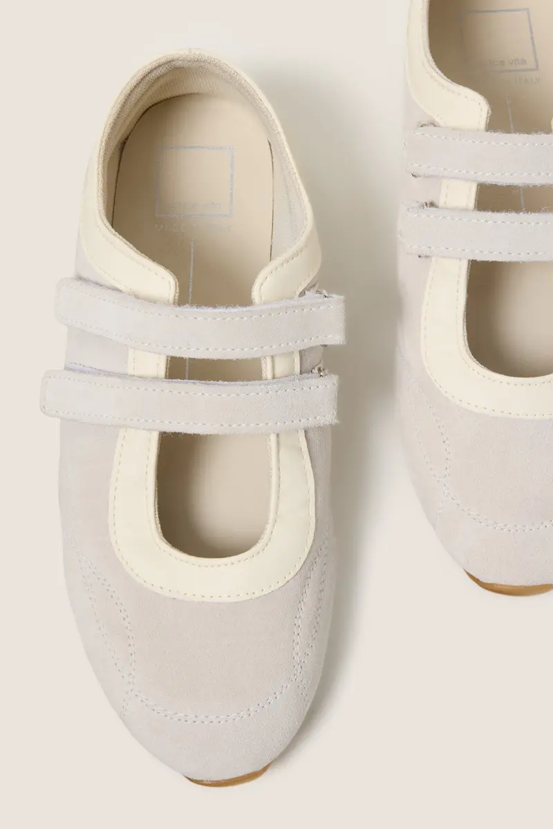 Women's Swan Sneakersina 3