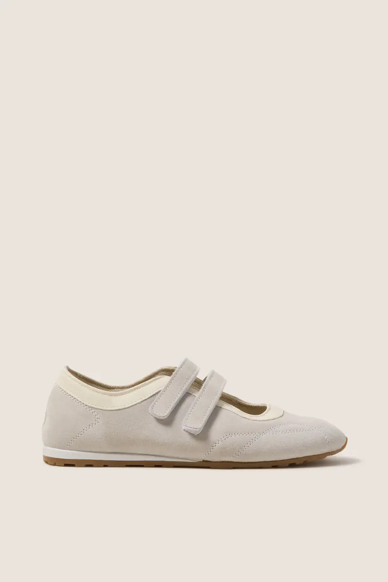 Women's Swan Sneakersina 4