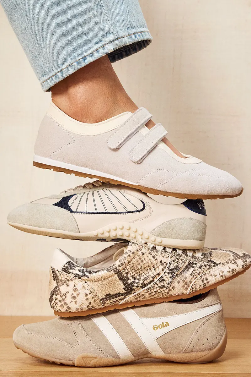 Women's Swan Sneakersina 5
